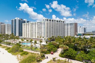 2899 Collins Ave, Unit 1025 in Miami Beach, FL - Building Photo