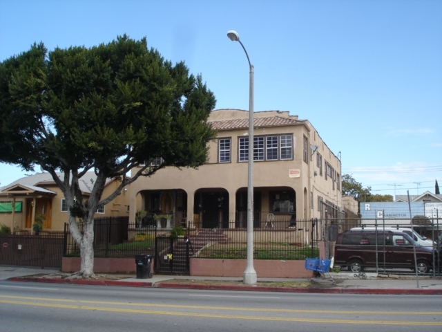 2911 E Cesar E Chavez Ave in Los Angeles, CA - Building Photo