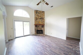 102 Whippoorwill Ln E in Richmond Hill, GA - Foto de edificio - Building Photo