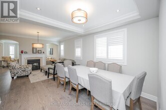 3357 Mintwood Cir in Oakville, ON - Building Photo - Building Photo