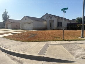 1202 Hadar Rd in Bakersfield, CA - Building Photo - Building Photo