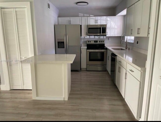 8893 Fontainebleau Blvd in Miami, FL - Building Photo - Building Photo