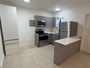 600 SW 10th St in Miami, FL - Foto de edificio - Building Photo