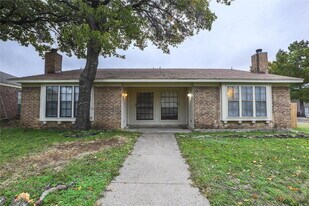 503 Crowley Rd in Arlington, TX - Building Photo