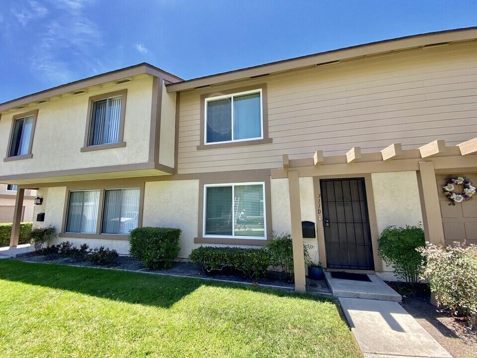 311 Carriage Dr in Santa Ana, CA - Building Photo