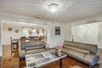 1041 Glen Cove Ave in Roslyn, NY - Building Photo - Building Photo