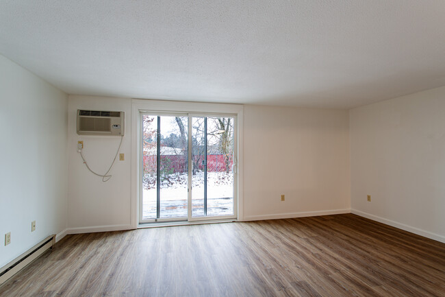 Pelham Townhomes in Pelham, NH - Building Photo - Interior Photo