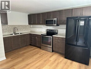 36 Inglewood Ct in Grimsby, ON - Building Photo - Building Photo