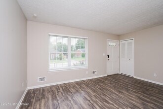 8204 Rochelle Rd in Louisville, KY - Building Photo - Building Photo