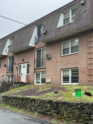 82 Boylston Ln in Lowell, MA - Building Photo