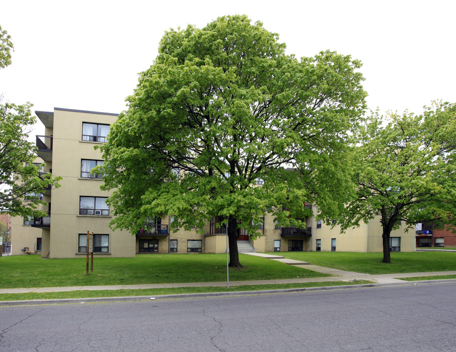 Neptune Place Apartments in Toronto, ON - Building Photo