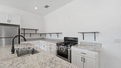 893 E Mather St in New Braunfels, TX - Building Photo - Building Photo