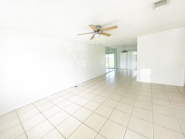 2304 Seaside Dr in Greenacres, FL - Building Photo - Building Photo