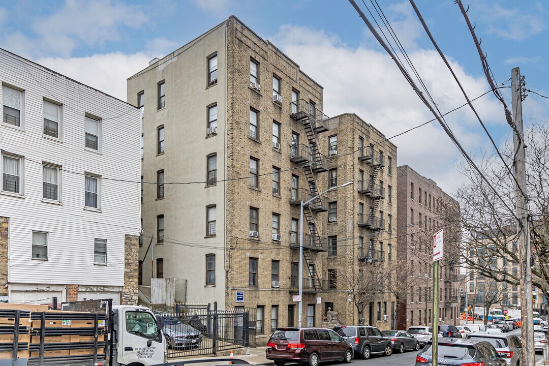 10 Adrian Ave in Bronx, NY - Building Photo