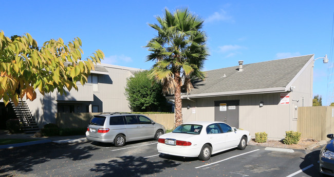 Hurley North Apartments in Sacramento, CA - Building Photo - Building Photo