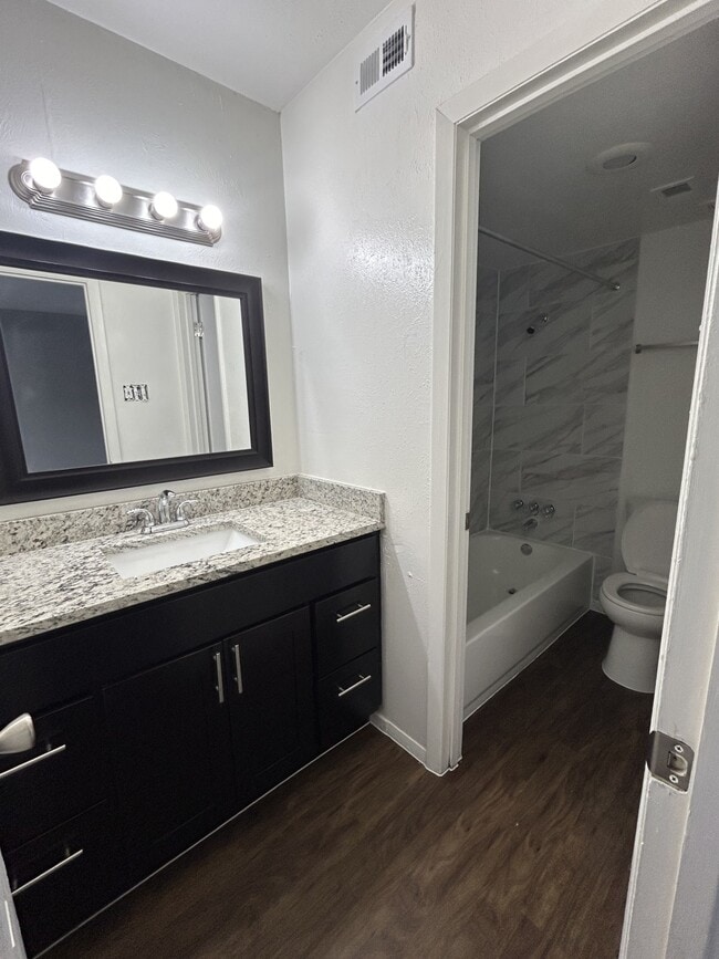 Westlake Gardens & Bella Terra Apartments in White Settlement, TX - Foto de edificio - Building Photo