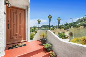 1811 W Silver Lake Dr in Los Angeles, CA - Building Photo - Building Photo