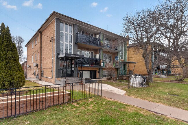 3879 Bathurst St in Toronto, ON - Building Photo - Building Photo