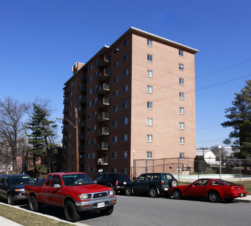 Lauren Towers Apartments in Arlington, VA - Building Photo