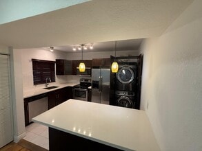 3669 NW 18th St, Unit A in Miami, FL - Foto de edificio - Building Photo