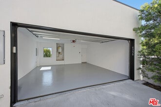 6390 Quebec Dr in Los Angeles, CA - Building Photo - Building Photo