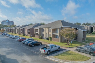 Whispering Oaks Apartments in North Richland Hills, TX - Foto de edificio - Building Photo