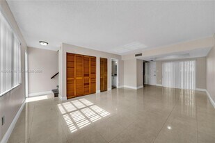 671 W 80th St in Hialeah, FL - Building Photo