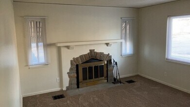 1076 Sherwood Dr in Dayton, OH - Building Photo - Building Photo