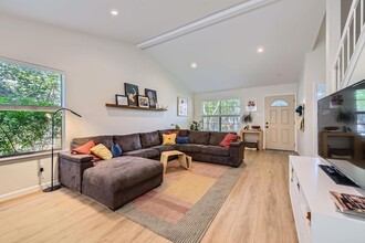 7301 Saralee Trail in Austin, TX - Foto de edificio - Building Photo