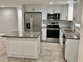 11001 Riverview Dr in Riverview, FL - Foto de edificio - Building Photo