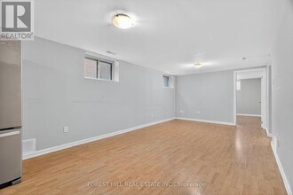 128 Trinnell Blvd in Toronto, ON - Building Photo - Building Photo