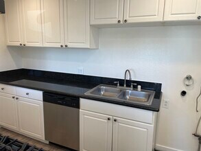 2912 Peppertree Ln, Unit C in Costa Mesa, CA - Building Photo - Building Photo