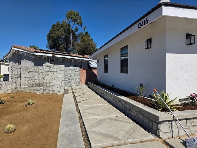12416 Lambert Cir in Garden Grove, CA - Foto de edificio - Building Photo