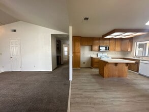 1281 Austin David Way in Turlock, CA - Foto de edificio - Building Photo