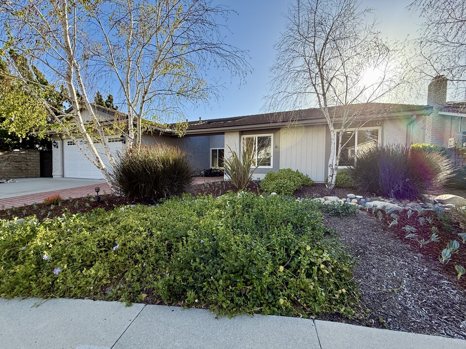 6077 E Larkellen Ct in Oak Park, CA - Building Photo