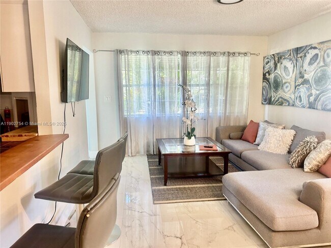 1008 N 15th Ave in Hollywood, FL - Building Photo - Building Photo