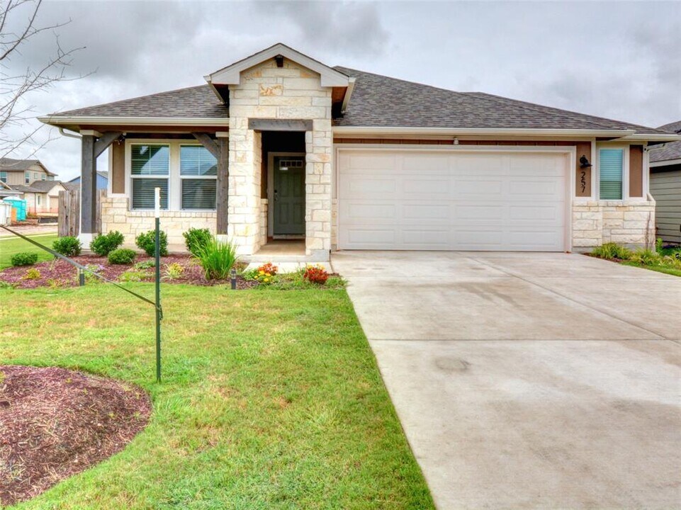 257 Fossil Dr in Kyle, TX - Building Photo