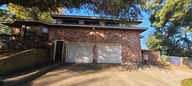 2604 Bois D Arc Dr in Huntsville, TX - Building Photo - Building Photo