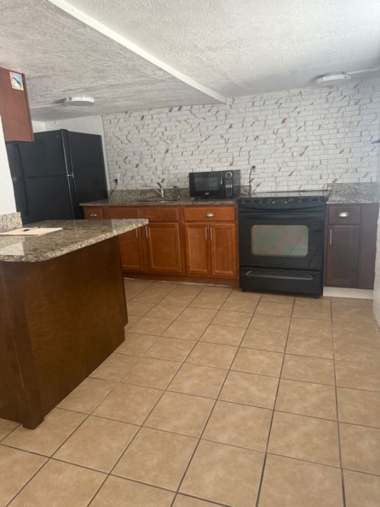 23 S Hollywood Ave in Daytona Beach, FL - Building Photo