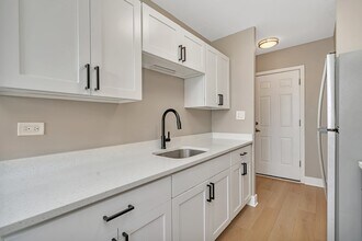 18 N Parkside Ave in Glen Ellyn, IL - Building Photo - Building Photo