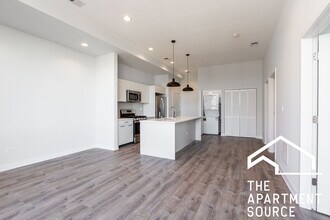 2247 W Lawrence Ave, Unit 403 in Chicago, IL - Foto de edificio - Building Photo