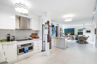 61 Collins Ave in Miami Beach, FL - Building Photo - Building Photo