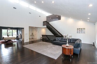 35 Old Pond Rd in Great Neck, NY - Building Photo - Building Photo