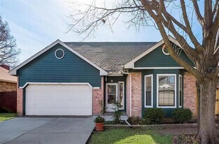 812 Melville Dr in Arlington, TX - Building Photo