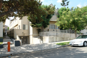 437 E Cedar Ave in Burbank, CA - Foto de edificio - Building Photo