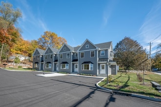670 E Main St in Jefferson Valley, NY - Building Photo - Building Photo