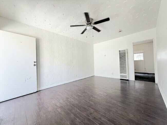 8510 San Pedro St in Los Angeles, CA - Foto de edificio - Building Photo