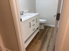 320 Ridgecrest Rd in Cary, NC - Foto de edificio - Building Photo