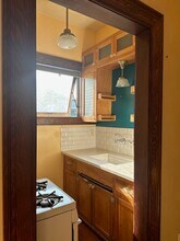 2229 Northwest Everett Street, Unit Apt #3 in Portland, OR - Building Photo - Building Photo