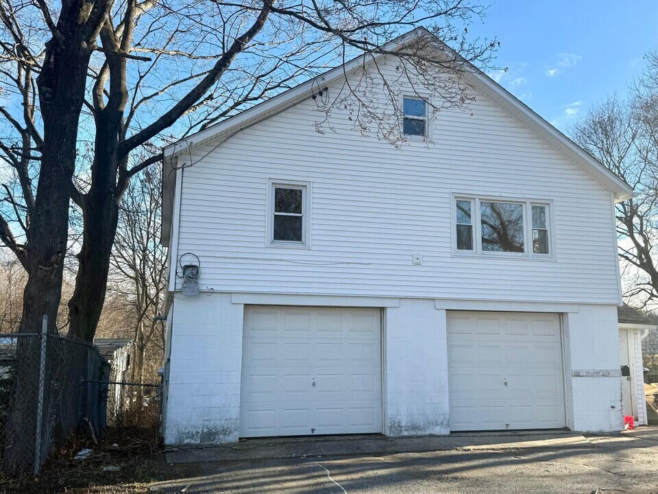 100 Lebanon Ave in Colchester, CT - Building Photo